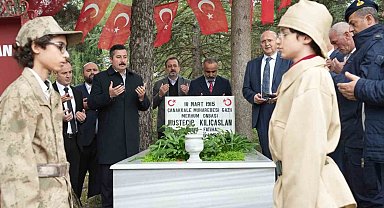 Çanakkale Boğazı'nı geçmek isteyen Fransız Denizaltısını batırmıştı, mezarı başında anıldı