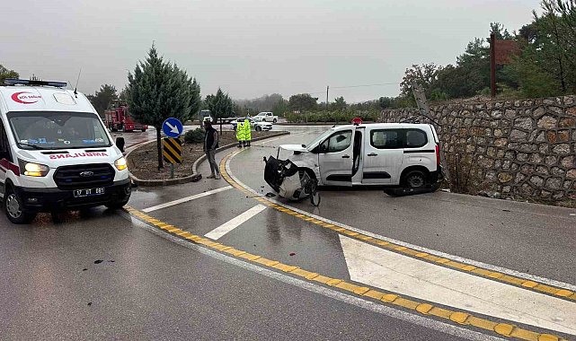 Çanakkale'de hafif ticari araç takla attı, sürücü yaralandı