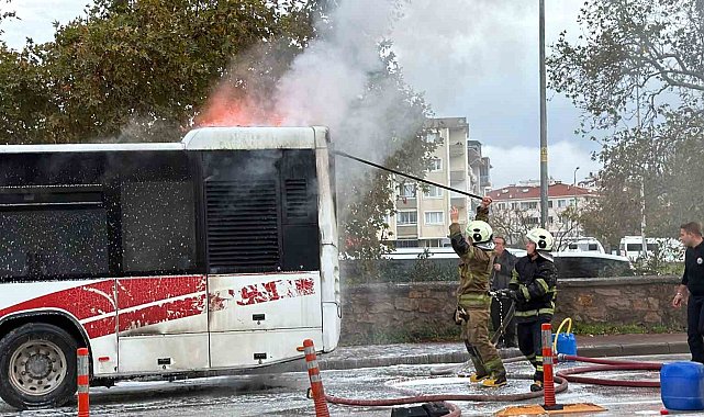 Çanakkale'de özel halk otobüsü alev alev yandı