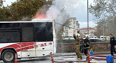 Çanakkale'de özel halk otobüsü alev alev yandı