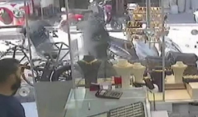 Çantayı kapıp kaçtılar, kadın peşlerinden koştu
