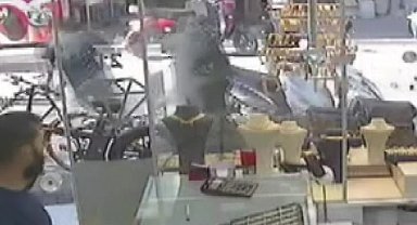 Çantayı kapıp kaçtılar, kadın peşlerinden koştu