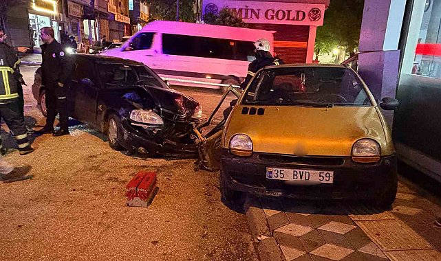 Çarpışan otomobiller iş yeri vitrinine çarparak durabildi: 2 yaralı