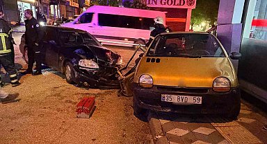 Çarpışan otomobiller iş yeri vitrinine çarparak durabildi: 2 yaralı