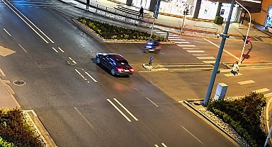 Çarptığı aracın camından içeri girmişti, o anlar kamerada
