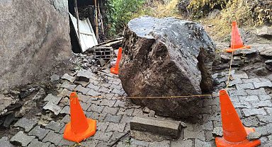 Çatak'ta evin üzerine kaya düştü