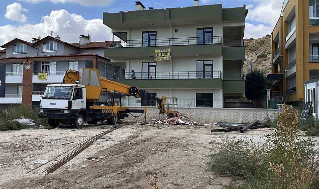 Çatıya demir çıkartmak isterken vinçten düşen işçi yaralandı