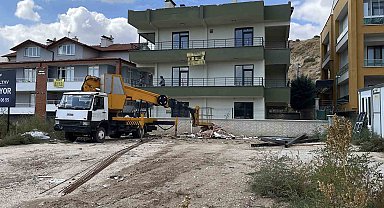 Çatıya demir çıkartmak isterken vinçten düşen işçi yaralandı