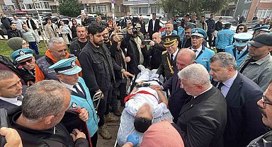 Çelenk sunma töreninde baygınlık geçiren çocuk merdivenden düştü