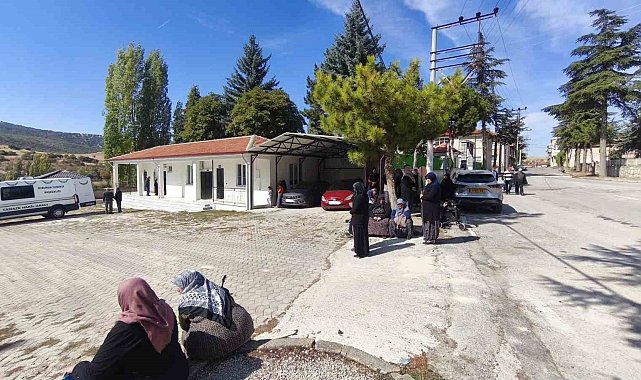 Cenazeye gelen yaşlılar güneş altında kaldı