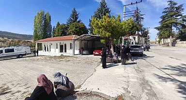 Cenazeye gelen yaşlılar güneş altında kaldı