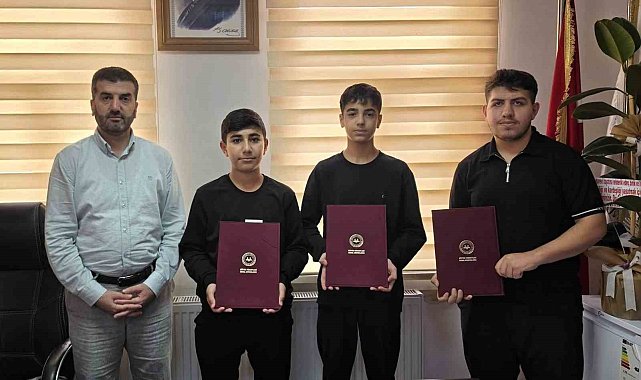 Çermik'te hafızlık eğitimini tamamlayan Kur'an kursu öğrencilerine belgeleri verildi