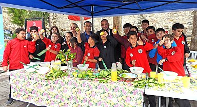 Çeşme Kalesi'nde çocuklar tarihle buluştu, limonata yaptı
