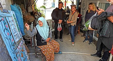 Çeşme'deki eski kapıya Nuran Erden'in fırçasıyla yeni hayat