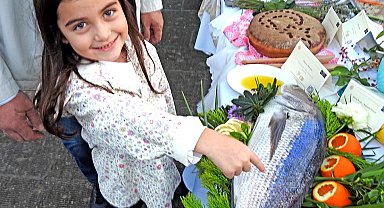 Çeşme'nin "Nişan balığı" geleneği Kültür Sofrası'nda canlandırıldı