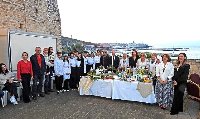 Çeşmeli öğrenciler, tarihî lezzetleri Kültür Sofrası'na taşıdı