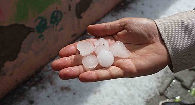 Ceviz büyüklüğündeki dolu ve şiddetli yağışla birlikte taşan dere sele neden oldu
