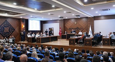 CHP'den istifa eden Konyaaltı Belediye Başkanı Kotan'ın katıldığı meclis toplantısında gerginlik yaşandı