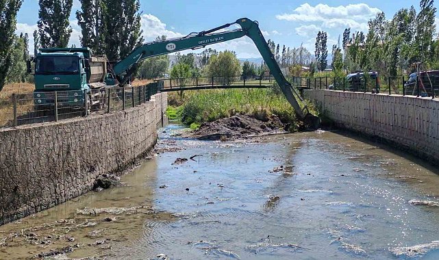 Çiğdemtepe köyünde dere yatağı ıslah çalışmaları sürüyor