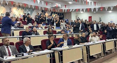 Çiğli Belediye Meclisinde gerginlik: Başkan Yıldız'a su şişesi fırlatıldı