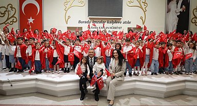 Çınar Çocuk Evleri'nin minikleri Cumhuriyet için sahne aldı