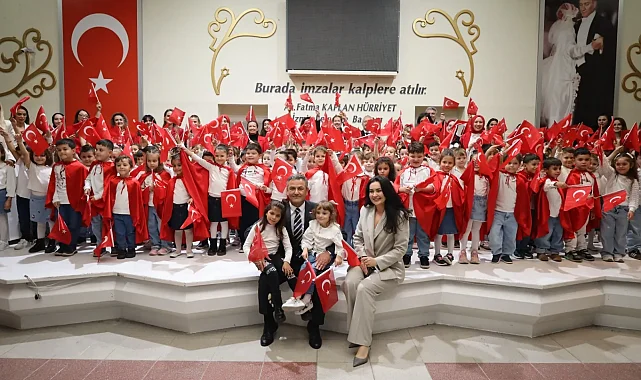 Çınar Çocuk Evleri'nin minikleri Cumhuriyet için sahne aldı