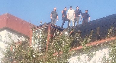 Çivril'de 4 katlı apartmanın çatısı alev alev yandı
