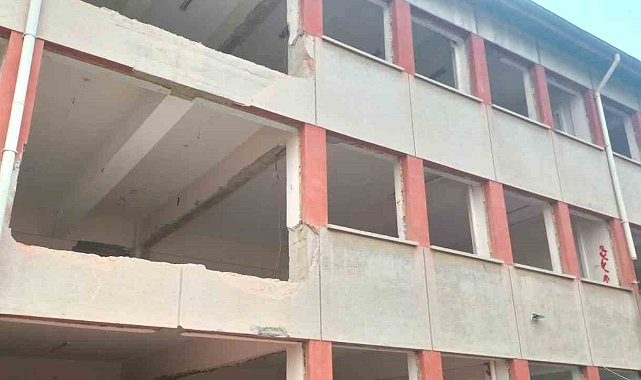 Çivril'de 44 yıllık okulda güçlendirme çalışmaları başladı