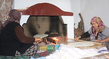 Çivril'de yufkalar açılıyor, imece geleneği yaşıyor