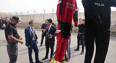 Cizre Kaymakamı Baycar, su altı arama kurtarma ekibi ile görüştü
