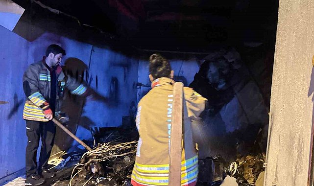 Cizre'de kaporta dükkanında yangın: 4 araç küle döndü