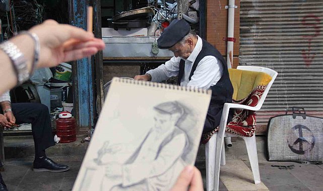 Cizreli öğretmen, unutulmaya yüz tutan meslek ustalarını karakalem çalışmasıyla resmediyor