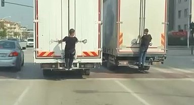 Çocukların tehlikeli oyunu kamerada