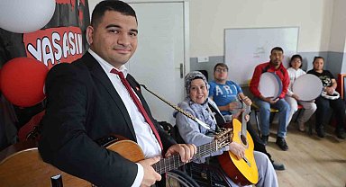 Çocukluğunda oyuncak gitarla müziğe ilgisi başlayan otizmli Ertuğrul, özel bireylere müzik eğitimi vermeye başladı