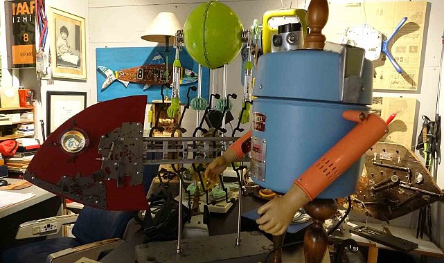 Çöpe gidecek elektronik malzemeler onun ellerinde sanat eserine dönüşüyor