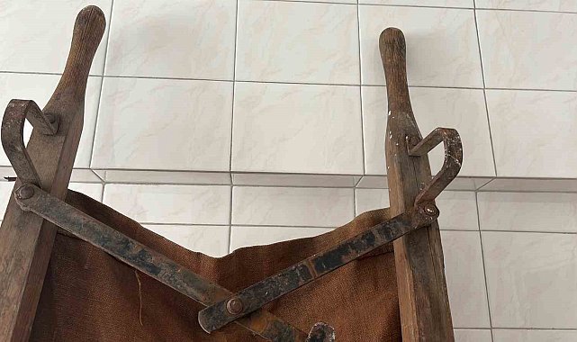 Çöpten tarih çıktı: Zabıta bulduğu '1915' damgalı askeri sedyeyi tarihe emanet etti