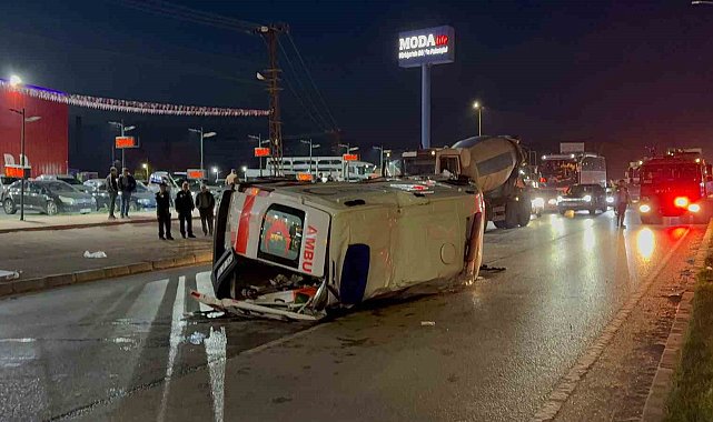 Çorum'da ambulans ile otomobil çarpıştı: 6 yaralı