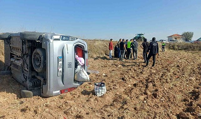 Çorum'da bariyerlere çarpan hafif ticari araç takla attı: 2 yaralı