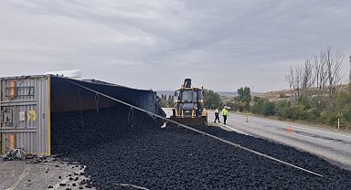 Çorum'da devrilen tırdaki kömürler yola saçıldı