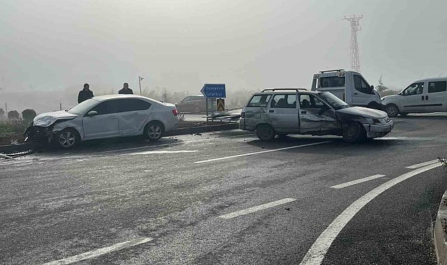 Çorum'da iki otomobil çarpıştı: 3 yaralı