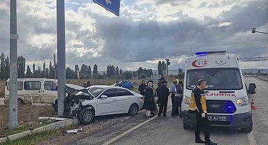 Çorum'da minibüs otomobille çarpıştı: 6 yaralı