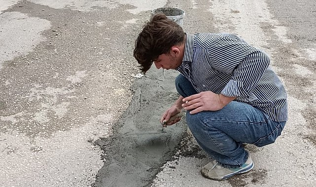 Çukurlu yolu vatandaşlar beton dökerek düzeltmeye çalıştı