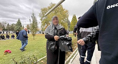 Cuma namazı çıkışında çöp poşeti ile dilendi