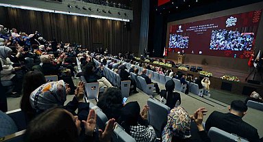 Cumhurbaşkanı Erdoğan: "Vesayetçilerin ördüğü tek tipçi duvarlar, AK Parti'yi ihya eden kadınların mücadelesiyle yıkılmıştır"
