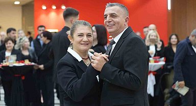 Cumhuriyet Balosunda vals ve zeybek bir arada