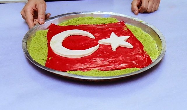 Cumhuriyet Bayramı'na özel ay yıldızlı katmer