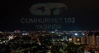 Cumhuriyet coşkusu gökyüzünü aydınlattı