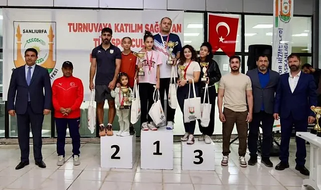 Cumhuriyet coşkusu kortlara taşındı