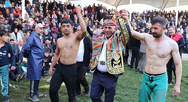 Cumhuriyet ile yaşıt karakucak güreşlerine yoğun ilgi