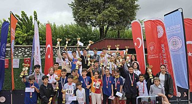Cumhuriyet koşusunda dereceye girenler ödüllerini aldı